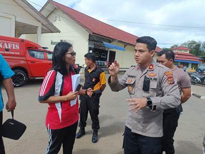 Wakapolres Merauke, Kompol Vicky Pandu sedang berdialog dengan Kepsek SMK Santo Antonius – Surya Papua/Frans Kobun