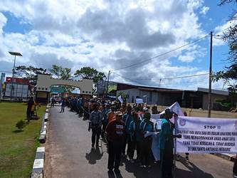Siswa-siswi SMK Santo Antonius Melakukan aksi demonstrasi di Polres Merauke – Surya Papua/Frans Kobun