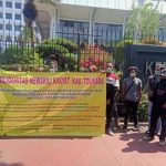 soli-- Massa yang terhimpun dalam Ikatan Keluarga Besar Mahasiswa Pelajar Tolikara Se-Jawa Bali Kota Studi Jakarta saat menggelar aksi demo di depan Kantor Kementerian Dalam Negeri Republik Indonesia (Kemendagri) – Surya Papua/IST