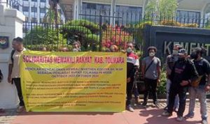 Massa yang terhimpun dalam Ikatan Keluarga Besar Mahasiswa Pelajar Tolikara Se-Jawa Bali Kota Studi Jakarta saat menggelar aksi demo di depan Kantor Kementerian Dalam Negeri Republik Indonesia (Kemendagri) – Surya Papua/IST