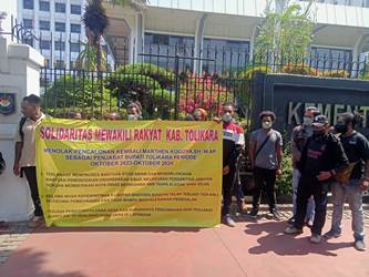 Massa yang terhimpun dalam Ikatan Keluarga Besar Mahasiswa Pelajar Tolikara Se-Jawa Bali Kota Studi Jakarta saat menggelar aksi demo di depan Kantor Kementerian Dalam Negeri Republik Indonesia (Kemendagri) – Surya Papua/IST