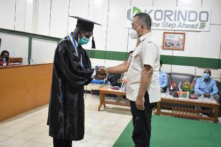 Seorang anak marga yang telah berhasil wisuda dari program Beasiswa BPDP-KS angkatan ke-3 – Surya Papua/IST