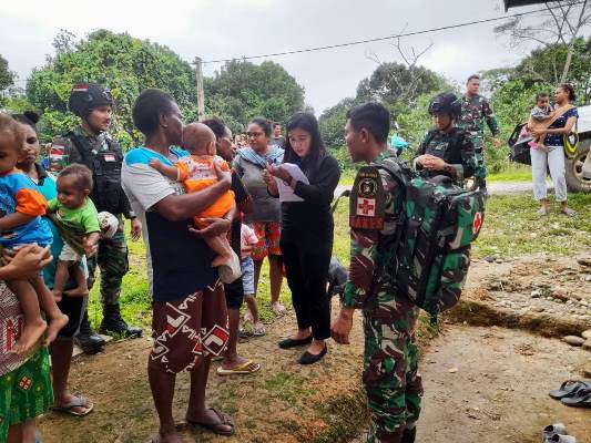 Masyarakat di pedalaman Boven Digoel sedang antri untuk mendapat pelayan kesehatan – Surya Papua/IST