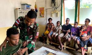 Pelayanan kesehatan yang dilakukan oleh Satgas-Pamtas RI-PNG di Boven Digoel – Surya Papua/IST