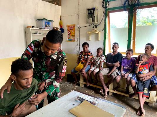 Pelayanan kesehatan yang dilakukan oleh Satgas-Pamtas RI-PNG di Boven Digoel – Surya Papua/IST