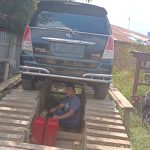 Sebuah mobil sedang memindahkan BBM dari tangki ke sejumlah jerigen – Surya Papua/Frans Kobun