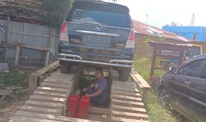 Sebuah mobil sedang memindahkan BBM dari tangki ke sejumlah jerigen – Surya Papua/Frans Kobun