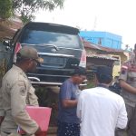 Kepala Satpol PP Kabupaten Merauke, Fransiskus Kamijay saat di salah satu kios di depan Toko Tujuh – Surya Papua/Frans Kobun