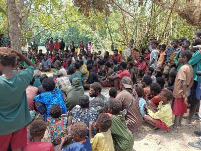 Ratusan masyarakat Kampung Wantara sedang mendengar arahan Bupati Merauke, Romanus Mbaraka – Surya Papua/Frans Kobun