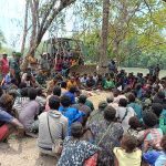 Bupati Merauke, Romanus Mbaraka sedang memberikan arahan kepada masyarakat di Kampung Wantarma, distrik Kontuar – Surya Papua/Frans Kobun