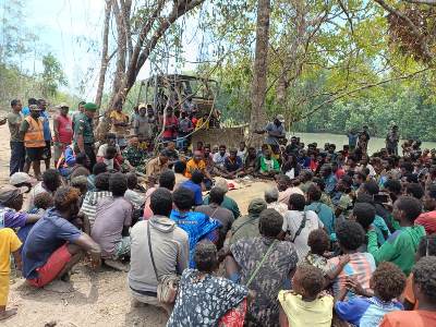 Bupati Merauke, Romanus Mbaraka sedang memberikan arahan kepada masyarakat di Kampung Wantarma, distrik Kontuar – Surya Papua/Frans Kobun