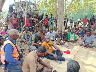 Bupati Merauke, Romanus Mbaraka saat bersama ratusan masyarakat Kampung Wantarma – Surya Papua/Frans Kobun