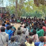 Masyarakat Kampung Wantarma, Distrik Kontuar sedang mendengar arahan Bupati Merauke, Romanus Mbaraka – Surya Papua/Frans Kobun