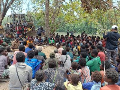 Masyarakat Kampung Wantarma, Distrik Kontuar sedang mendengar arahan Bupati Merauke, Romanus Mbaraka – Surya Papua/Frans Kobun