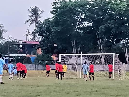 Duel pertandingan Kelimutu FC melawan Lamaholot FC di Stadion Mini Maro Merauke – Surya Papua/Frans Kobun