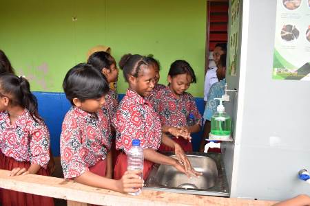 Demo mencuci tangan yang di lakukan oleh siswa-siswi – Surya Papua/IST