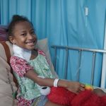 Faustina Mai Wauk (7) tersenyum setelah menjalani operasi – Surya Papua/IST