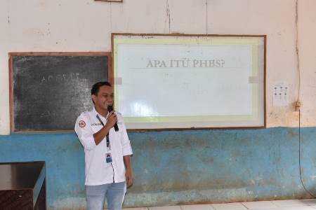 Penyampaian materi terkait Perilaku Hidup Bersih dan Sehat (PHBS) olh dr. Rizal Irsan dari klinik PT. Berkat Cipta Abadi di Sekolah Dasar Yayasan Pendidikan Kristen (YPK) Harapan Selil – Surya Papua/IST