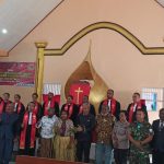 Foto bersama di Gereja Syalom Kaliki, Distrik Kurik, Kabupaten Merake – Surya Papua/Frans Kobun