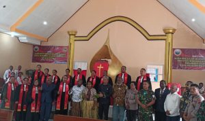 Foto bersama di Gereja Syalom Kaliki, Distrik Kurik, Kabupaten Merake – Surya Papua/Frans Kobun