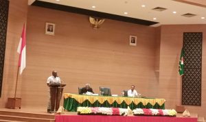 Bupati Merauke, Romanus Mbaraka ketika sedang memberikan sambutan – Surya Papua/Frans Kobun