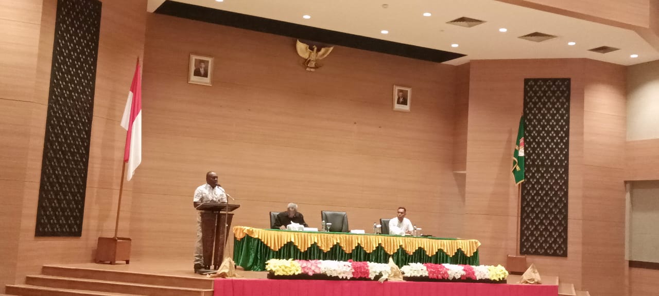 Bupati Merauke, Romanus Mbaraka ketika sedang memberikan sambutan – Surya Papua/Frans Kobun