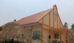 Tampak dari samping, bangunan Gereja Syalom Kaliki yang telah dilakukan pembaptisan serta peresmian – Surya Papua/Frans Kobun