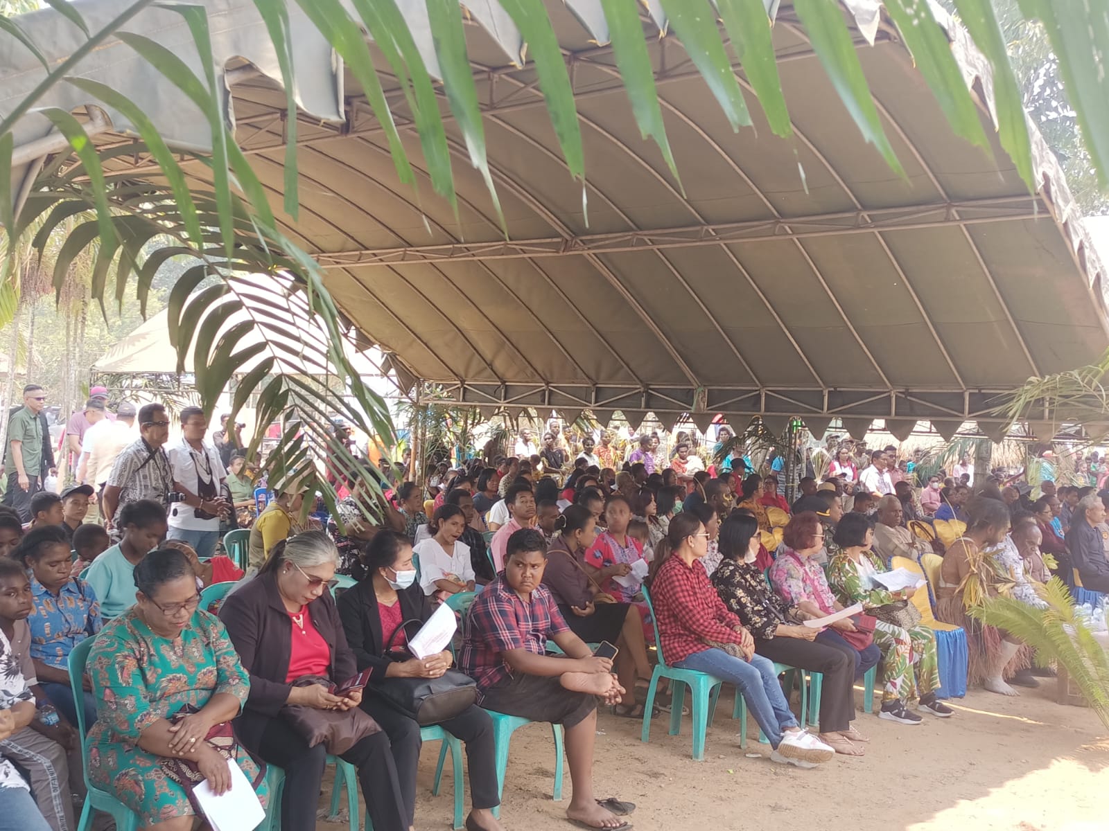 Ratusan jemaat yang mengikuti ibadah di Gereja Syalom Kaliki – Surya Papua/Frans Kobun