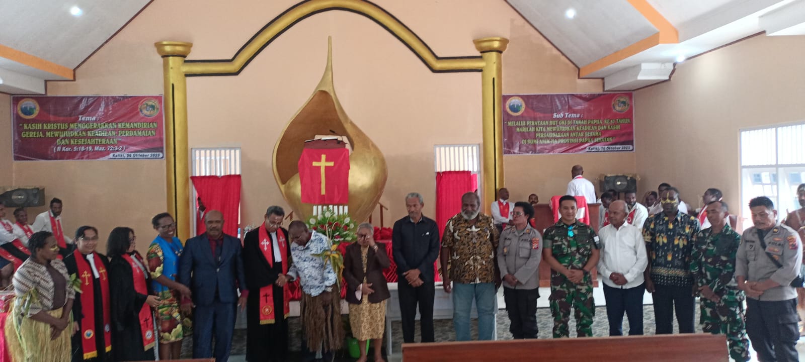 Foto bersama di dalam Gereja Syalom Kaliki – Surya Papua/Frans Kobun