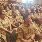 Ratusan kepala sekolah yang mengikuti penyerahan SK oleh Bupati Merauke, Romanus Mbaraka di auditorium kantor bupati – Surya Papua/Frans Kobun