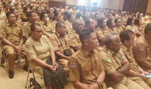 Ratusan kepala sekolah yang mengikuti penyerahan SK oleh Bupati Merauke, Romanus Mbaraka di auditorium kantor bupati – Surya Papua/Frans Kobun