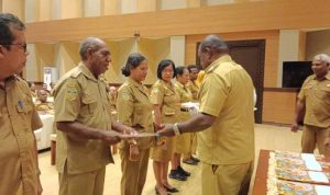Penyerahan SK para kepsek oleh Bupati Merauke, Romanus Mbaraka di auditorium kantor bupati tadi pagi – Surya Papua/Frans Kobun