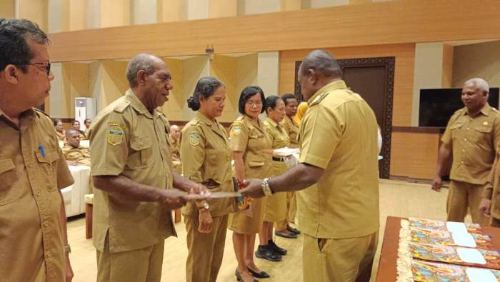 Penyerahan SK para kepsek oleh Bupati Merauke, Romanus Mbaraka di auditorium kantor bupati tadi pagi – Surya Papua/Frans Kobun