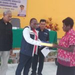 Bupati Merauke, Romanus Mbaraka sedang menyerahkan bantuan kepada salah satu kelompok – Surya Papua/Frans Kobun