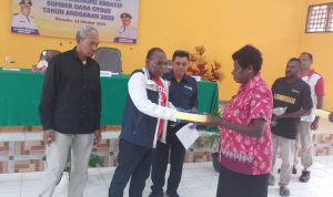 Bupati Merauke, Romanus Mbaraka sedang menyerahkan bantuan kepada salah satu kelompok – Surya Papua/Frans Kobun