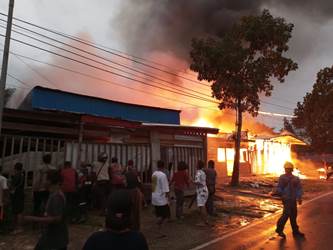 Kebakaran tiga rumah di Mandobo, Kabupaten Boven Digoel dua hari lalu – Surya Papua/IST