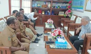 Pertemuan Pengurus LP3KD Provinsi Papua Selatan bersama Uskup Agung Merauke, Mgr. Petrus Canisius Mandagi, MSC – Surya Papua/Frans Kobun
