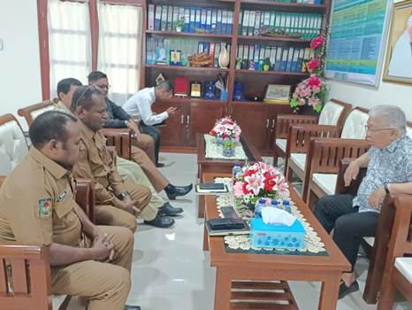 Pertemuan Pengurus LP3KD Provinsi Papua Selatan bersama Uskup Agung Merauke, Mgr. Petrus Canisius Mandagi, MSC – Surya Papua/Frans Kobun