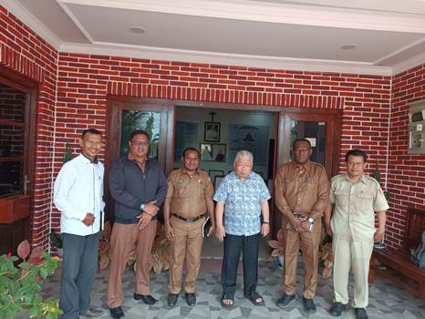 Foto bersama pengurus dengan Uskup Agung Merauke, Mgr. Petrus Canisius Mandagi, MSC – Surya Papua/Frans Kobun