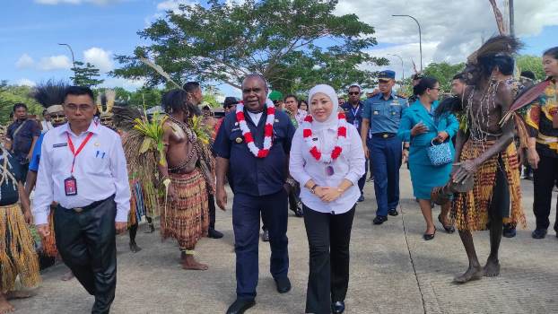 Wakil Ketua I DPRD Merauke, Marotus Solikah (kanan) saat bersama Bupati Merauke, Romanus Mbaraka – Surya Papua/Frans Kobun