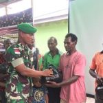 mur satu Perwakilan masyarakat sedang menerima bantuan sembako dari Satgas Yonif 125-SMB – Surya Papua/IST