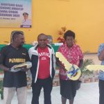Dana otsus yang didesain untuk diberikan kepada OAP untuk pemberdayaan ekonomi kerakyatan. Tampak Bupati Merauke, Romanus Mbaraka sedang menyerahkan secara simbolis bantuan kepada penerima – Surya Papua/Frans Kobun