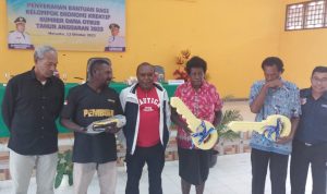 Dana otsus yang didesain untuk diberikan kepada OAP untuk pemberdayaan ekonomi kerakyatan. Tampak Bupati Merauke, Romanus Mbaraka sedang menyerahkan secara simbolis bantuan kepada penerima – Surya Papua/Frans Kobun