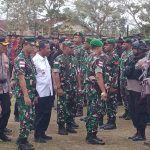 Pemeriksaan barisan pada upacara apel pasukan di Lapangan Monumen Kapsul Waktu – Surya Papua/Frans Kobun