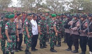 Pemeriksaan barisan pada upacara apel pasukan di Lapangan Monumen Kapsul Waktu – Surya Papua/Frans Kobun