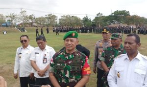 Dansatgas Pamwil, Brijgen TNI Agus Widodo saat memberikan keterangan pers kepada sejumlah wartawan – Surya Papua/Frans Kobun