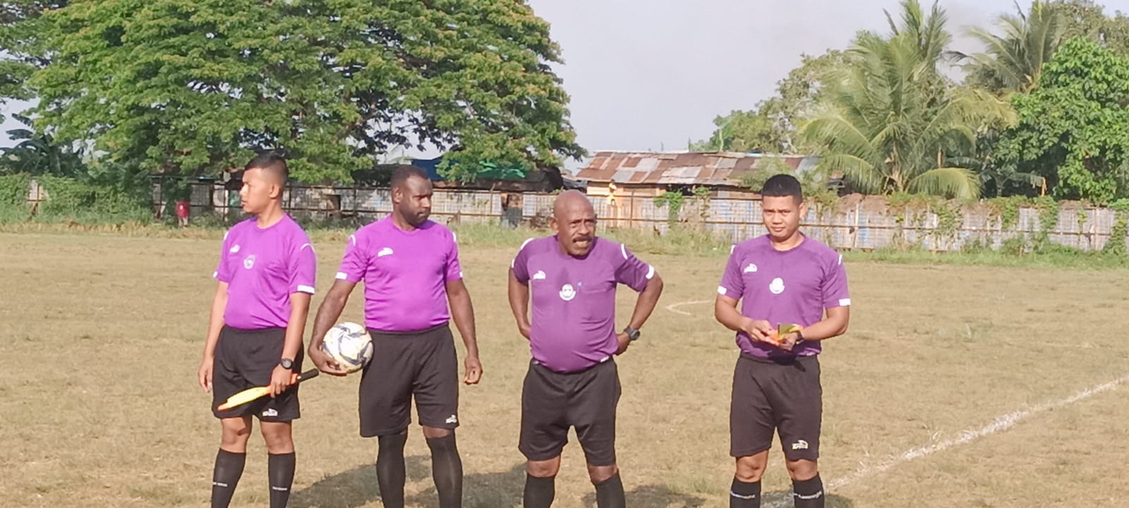 Wasit yang memimpin jalannya pertandingan tadi sore mempertemukan Sikka FC melawan Komodo 1 – Surya Papua/Frans Kobun