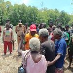 Masyarakat melepas kangen dengan Bupati Merauke saat kunjungan di Kampung Wantarma, Distrik Kontuar beberapa waktu lalu – Surya Papua/Frans Kobun