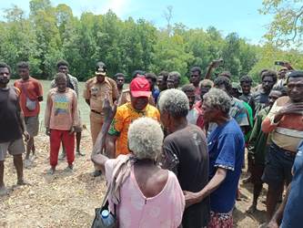 Masyarakat melepas kangen dengan Bupati Merauke saat kunjungan di Kampung Wantarma, Distrik Kontuar beberapa waktu lalu – Surya Papua/Frans Kobun