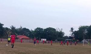 Laga antara Lamaholot FC dengan Sandelwood di Stadion Mini Maro tadi sore – Surya Papua/Frans Kobun